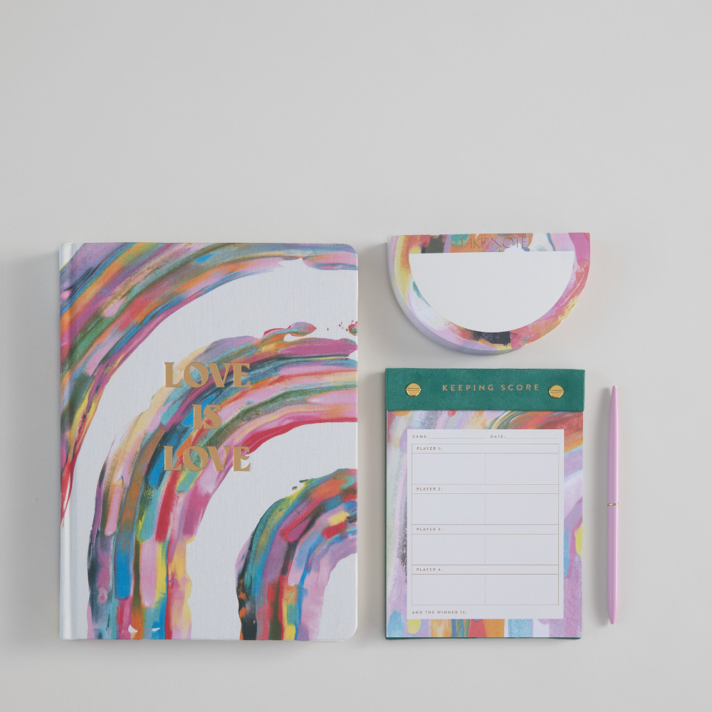 Bonherre mağazasından Designworks Ink marka, Love Is Love temalı jumbo boy defter.