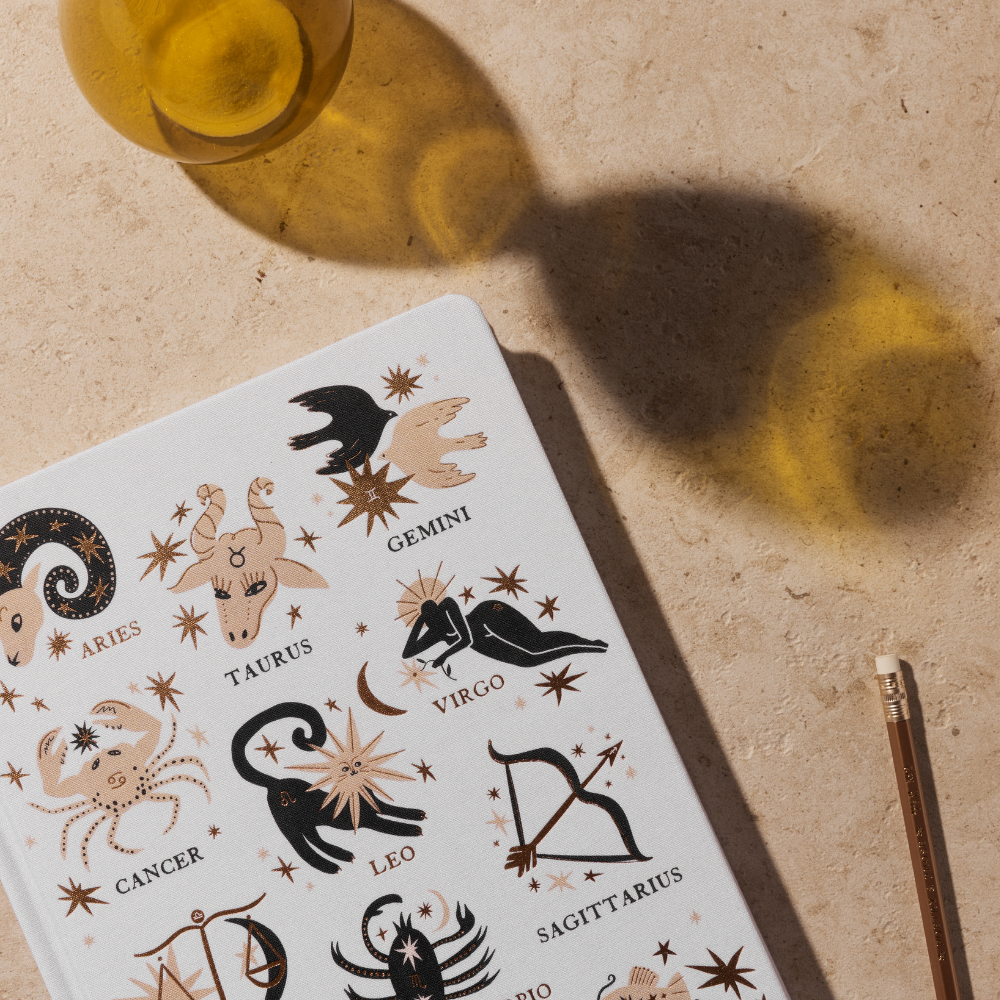 Bonherre mağazasından Designworks Ink marka, zodyak desenli jumbo boy defter.