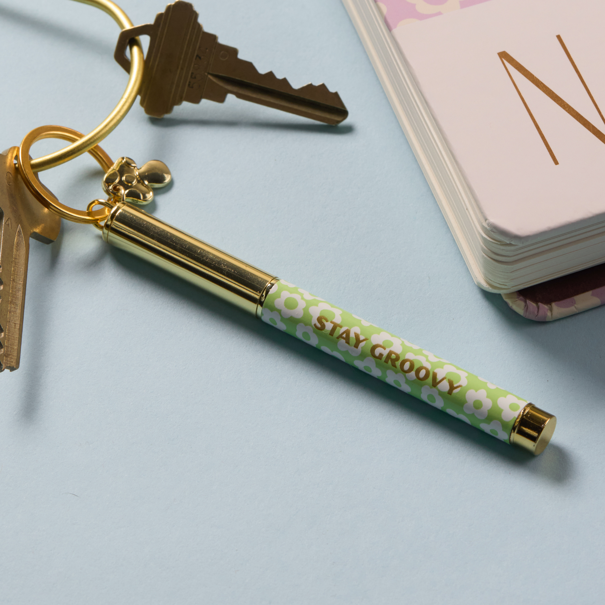 Bonherre mağazasından Designworks Ink marka, Stay Groovy temalı kalem anahtarlık.