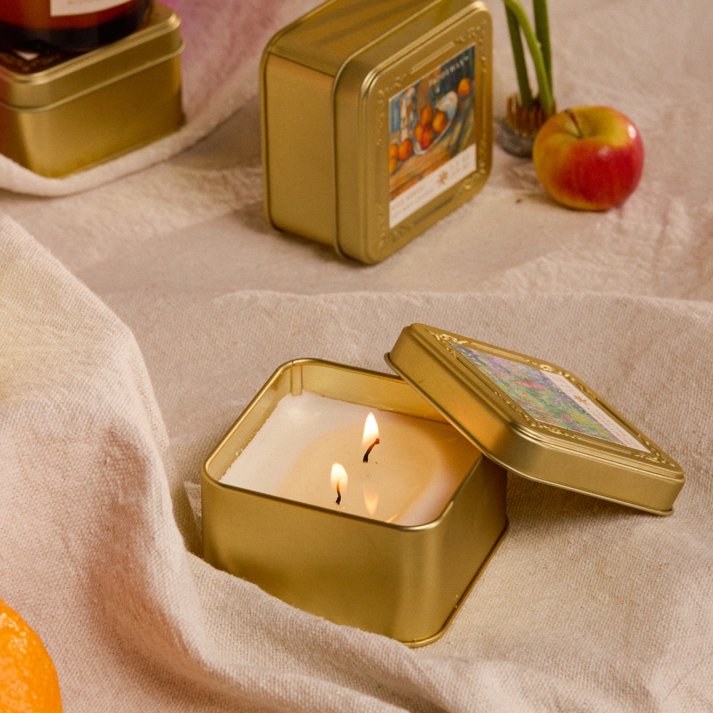 Bonherre mağazasından Empresyonistler serisi Renoir Sahildeki Figürler temalı 99 gr metal teneke mum.