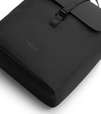 Bonherre mağazasından Gaston Luga marka, Dash Bucket serisi, siyah renkli, 13 inç laptop bölmeli sırt çantası.