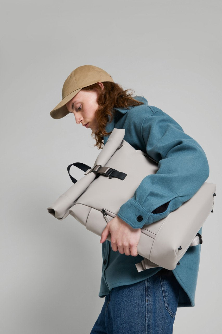 Bonherre mağazasından Gaston Luga marka, Rullen serisi, gri renkli, 13 inç laptop bölmeli sırt çantası.