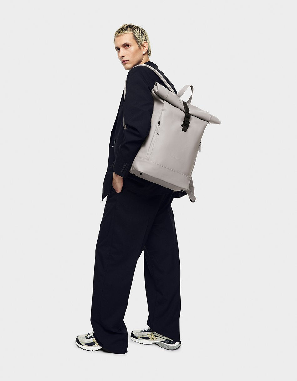 Bonherre mağazasından Gaston Luga marka, Rullen serisi, gri renkli, 16 inç laptop bölmeli sırt çantası.