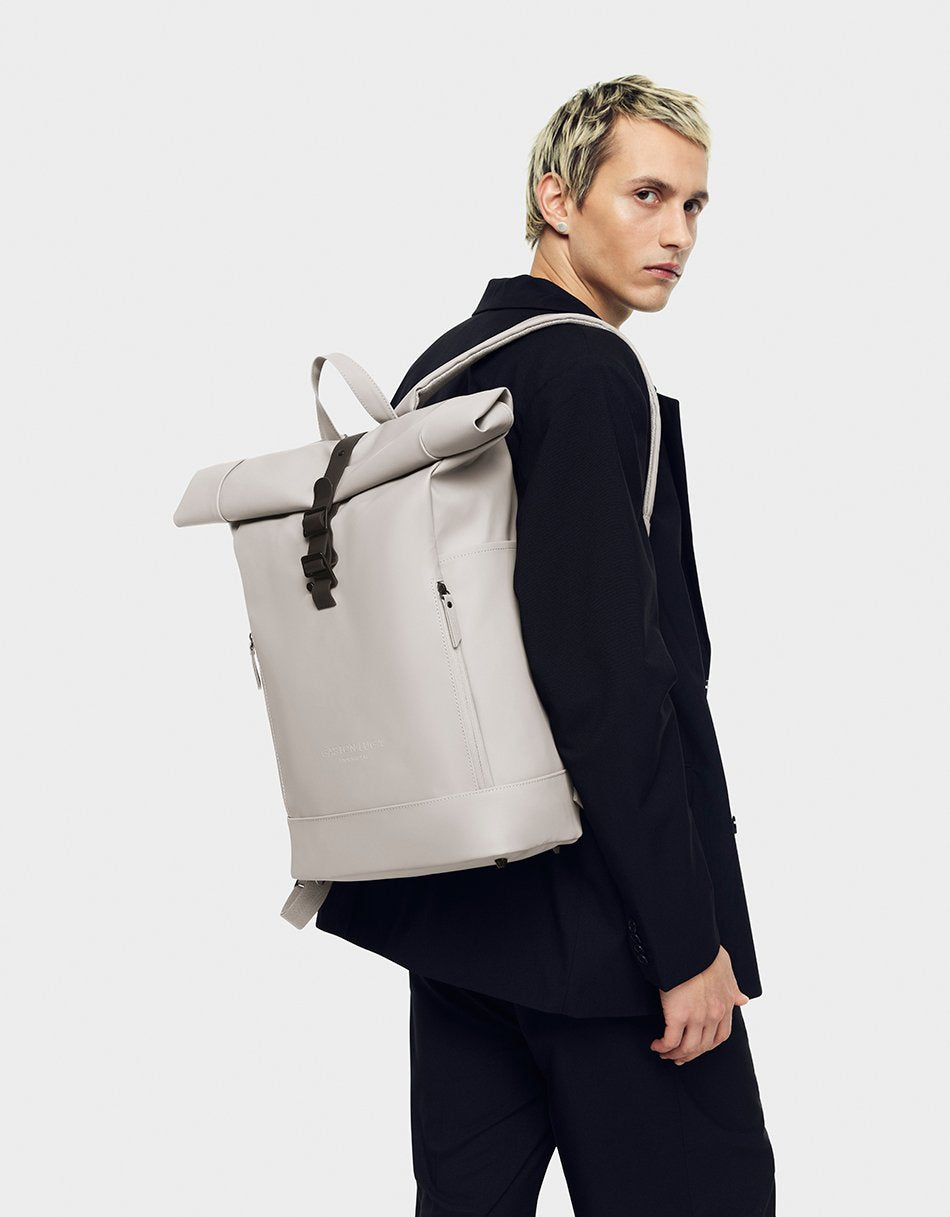 Bonherre mağazasından Gaston Luga marka, Rullen serisi, gri renkli, 16 inç laptop bölmeli sırt çantası.