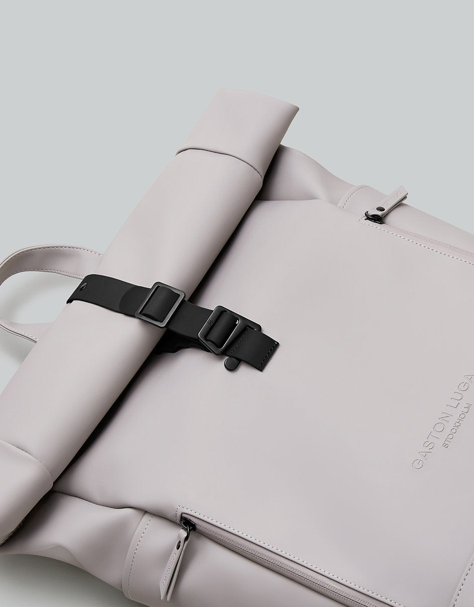 Bonherre mağazasından Gaston Luga marka, Rullen serisi, gri renkli, 16 inç laptop bölmeli sırt çantası.