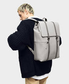 Bonherre mağazasından Gaston Luga marka, Splash 2.0 serisi, gri renkli, 16 inç laptop bölmeli sırt çantası.