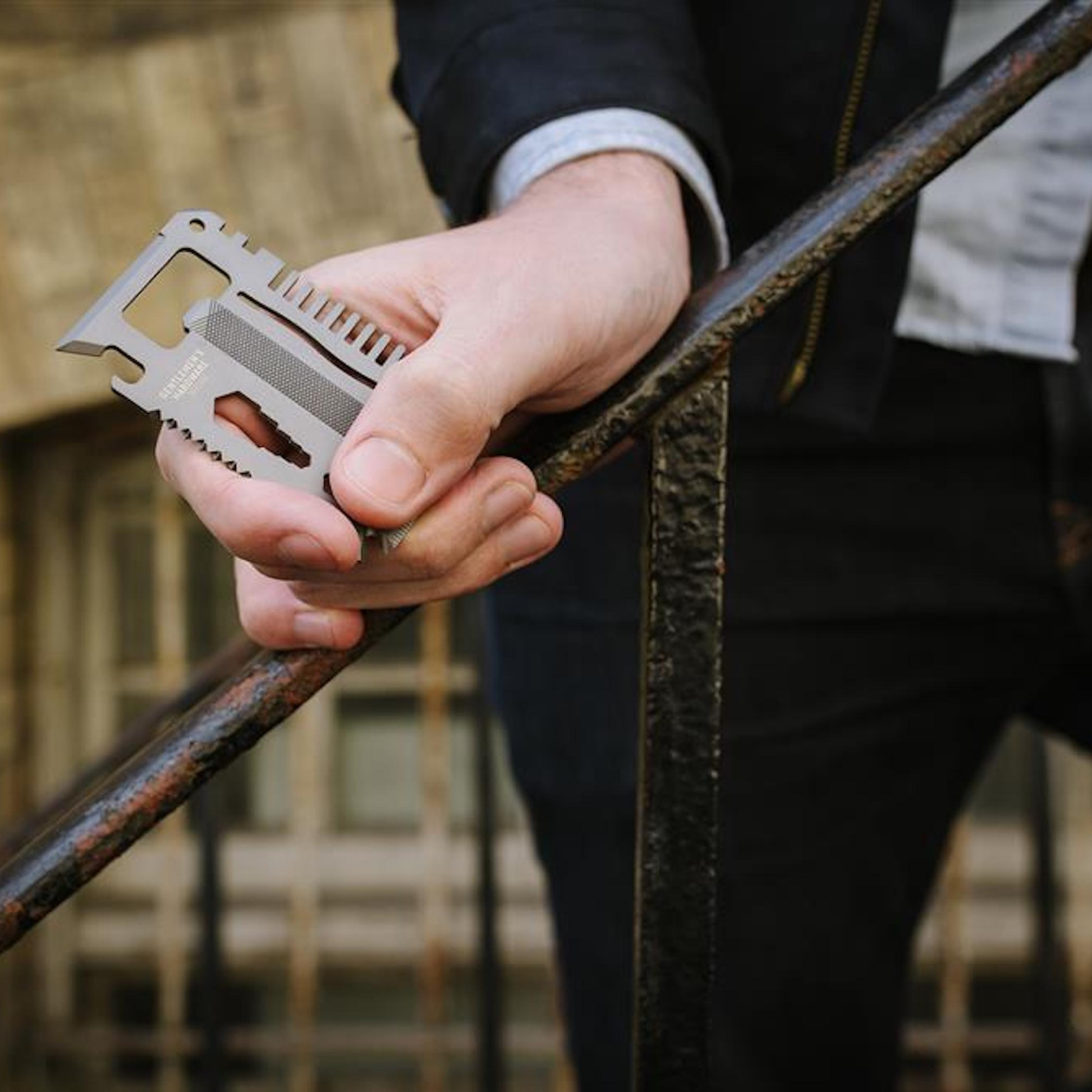 Bonherre mağazasından Gentlemen's Hardware marka, 15 fonksiyonlu kredi kartı şeklinde çok amaçlı alet.