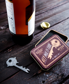 Bonherre mağazasından Gentlemen's Hardware markalı, şişe açacağı ve tornavida gibi 14 farklı özelliği olan anahtar şeklinde çok amaçlı alet