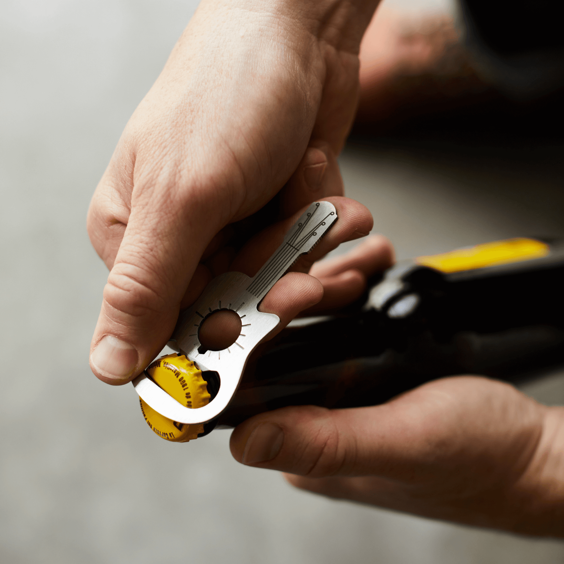 Bonherre mağazasından Gentlemen's Hardware marka, gitar şeklinde şişe açacağı.