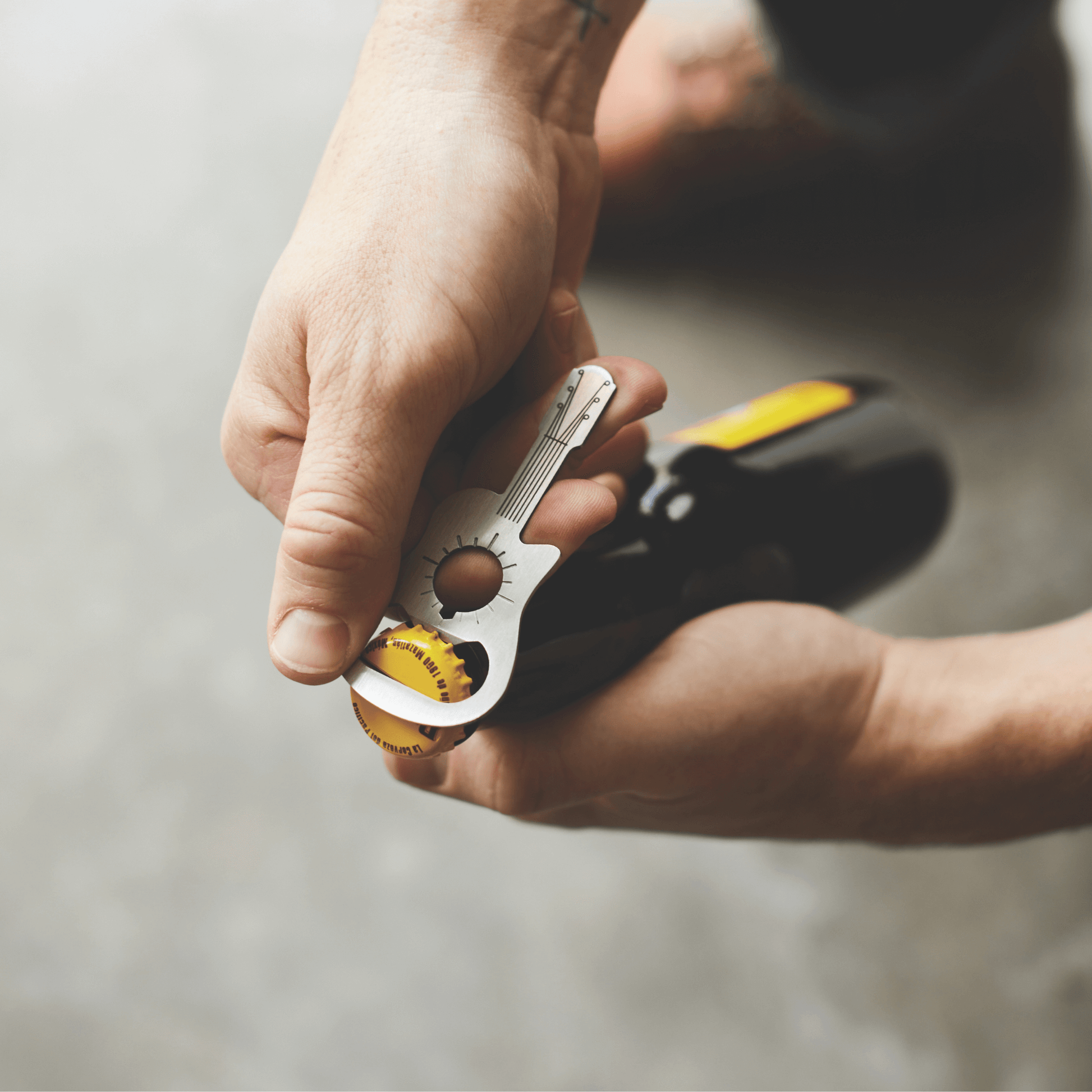 Bonherre mağazasından Gentlemen's Hardware marka, gitar şeklinde şişe açacağı.