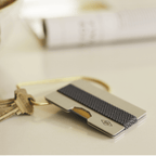 Bonherre mağazasından Gentlemen's Hardware marka, RFID korumalı, gümüş renkli alüminyum kartlık.