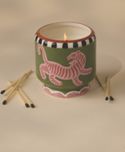 Bonherre mağazasından Paddywax markasına ait, kaplan desenli seramik kutuda, kara sedir ve incir kokulu 226 gr lüks mum.