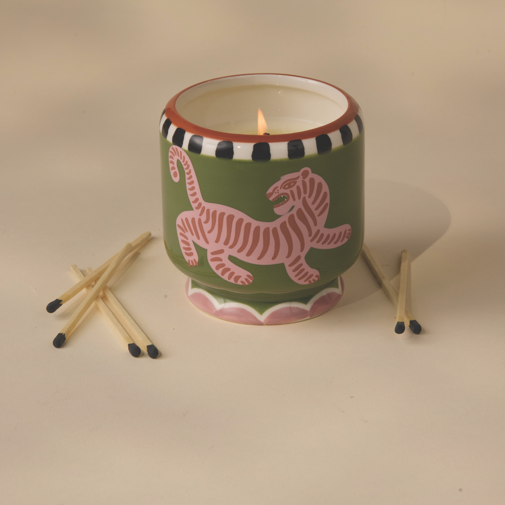 Bonherre mağazasından Paddywax markasına ait, kaplan desenli seramik kutuda, kara sedir ve incir kokulu 226 gr lüks mum.