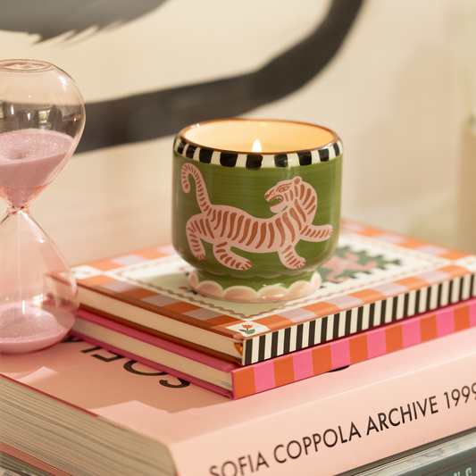 Bonherre mağazasından Paddywax markasına ait, kaplan desenli seramik kutuda, kara sedir ve incir kokulu 226 gr lüks mum.