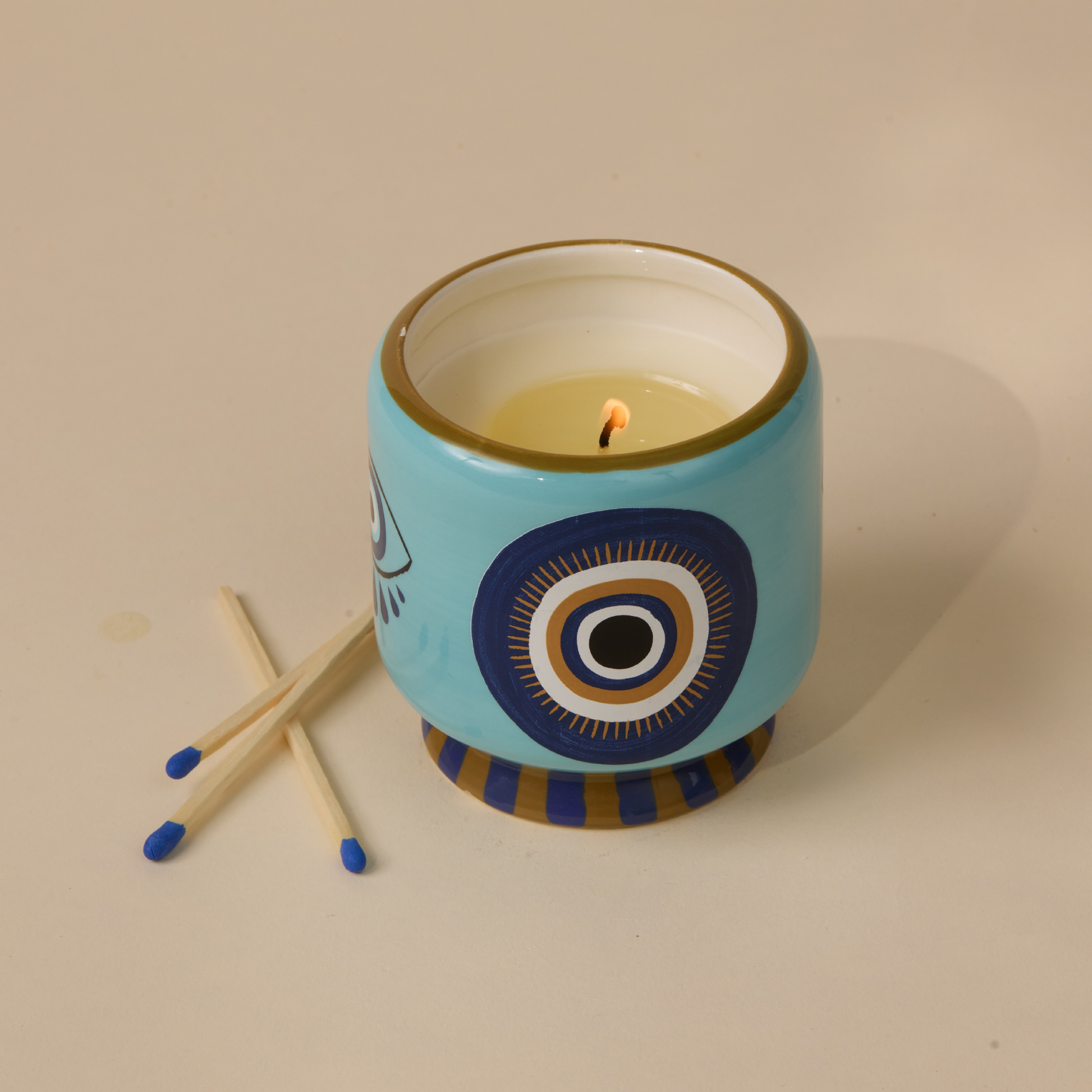 Bonherre mağazasından Paddywax markasına ait, göz desenli seramik kutuda, tütsü ve duman kokulu 226 gr lüks mum.