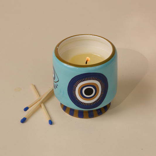 Bonherre mağazasından Paddywax markasına ait, göz desenli seramik kutuda, tütsü ve duman kokulu 226 gr lüks mum.