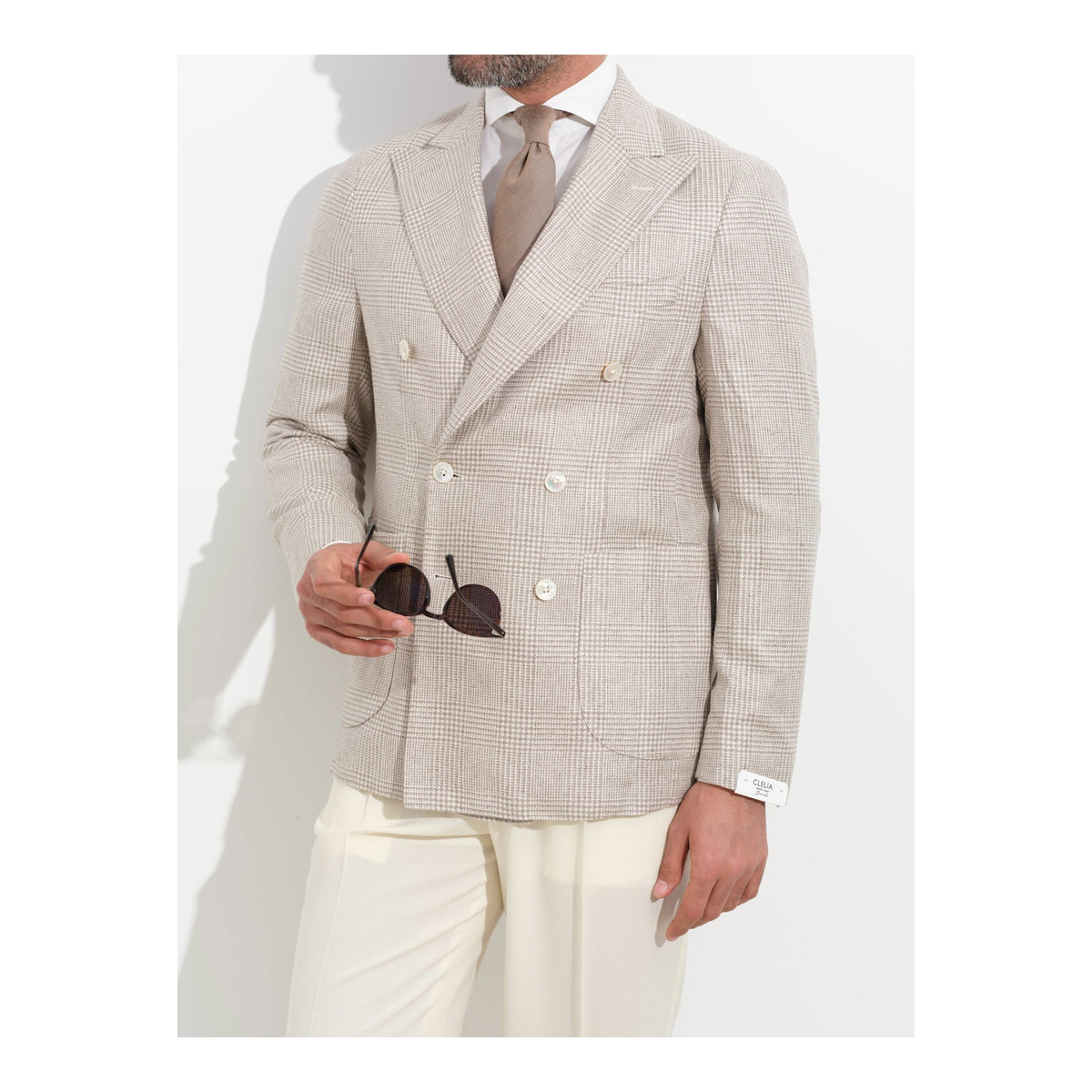 Bonherre mağazasından Borriello X Enis İnci bej Glen Check ipek kruvaze blazer ceket, model üzerinde önden görünüm.