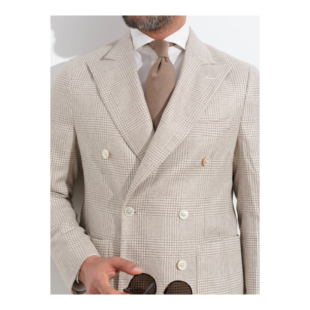 Bonherre mağazasından Borriello X Enis İnci bej Glen Check ipek kruvaze blazer ceket, model üzerinde önden görünüm.