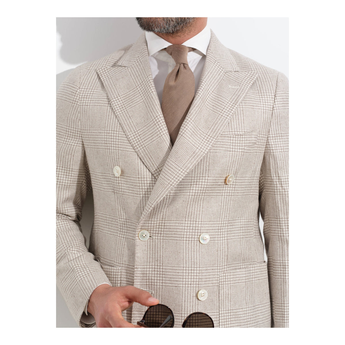 Bonherre mağazasından Borriello X Enis İnci bej Glen Check ipek kruvaze blazer ceket, model üzerinde önden görünüm.