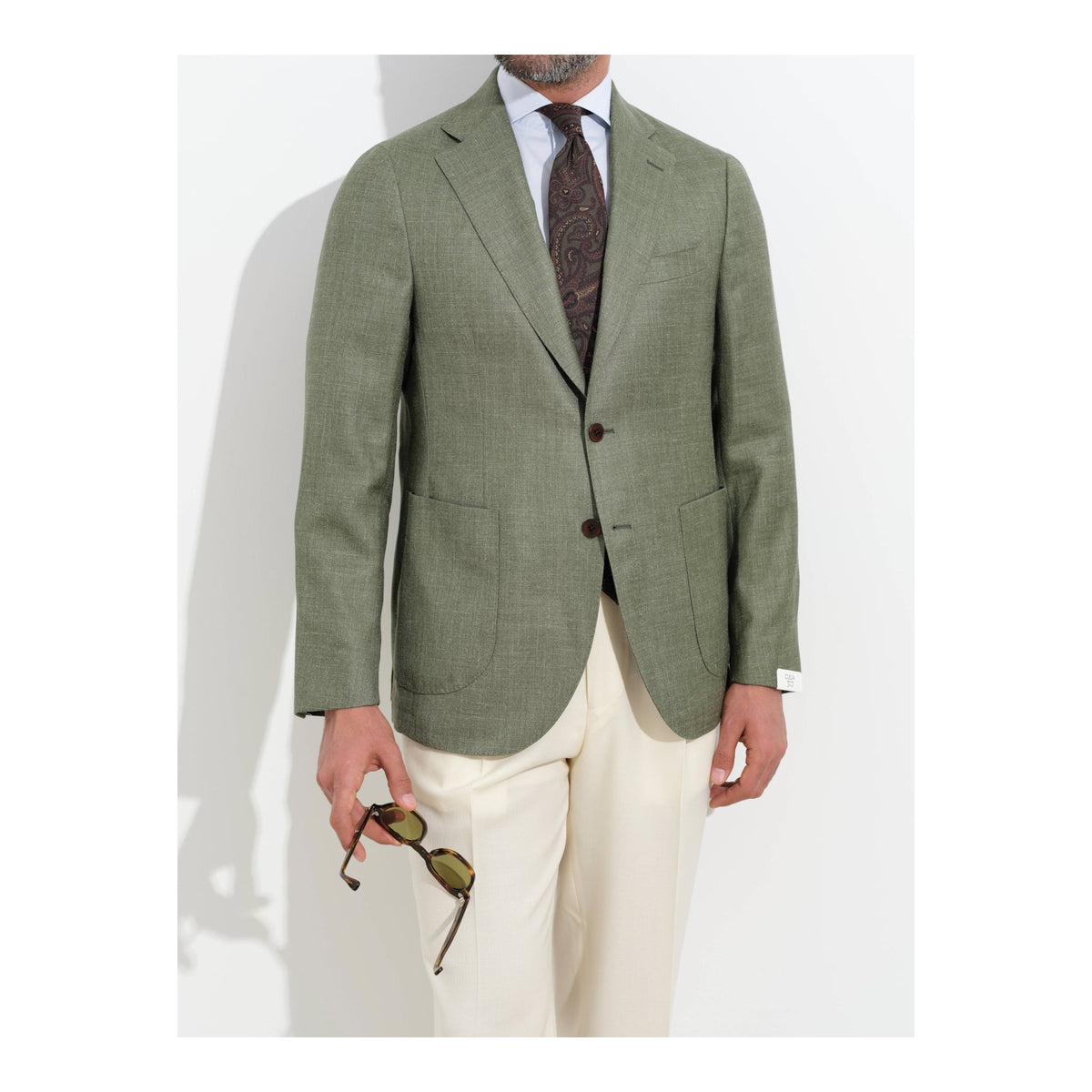 Bonherre mağazasından Borriello X Enis İnci tek sıra düğmeli yeşil blazer ceket, model üzerinde önden görünüm.