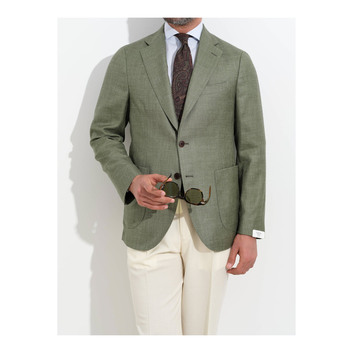 Bonherre mağazasından Borriello X Enis İnci yeşil blazer ceket, model üzerinde klasik kombin görünümü.