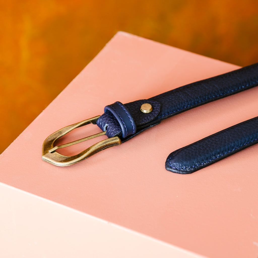 El yapımı hakiki floater lacivert deri kemer – 2.5 cm unisex, mavi tonal dikişli, antik pirinç tokalı