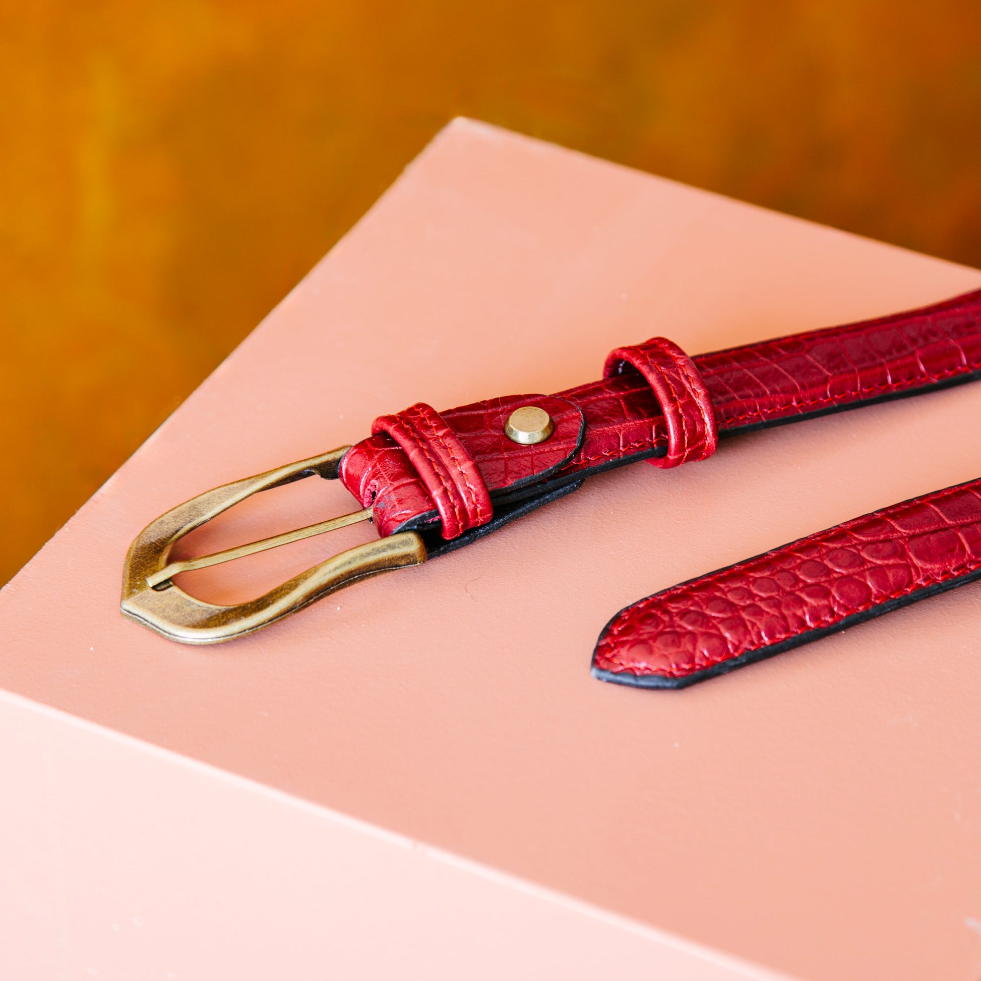 El yapımı hakiki krokodil desenli kırmızı deri kemer – 2.5 cm unisex dana derisi, antik pirinç tokalı