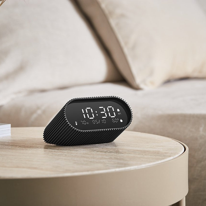 Bonherre mağazasından Lexon Ray Clock, eğerek alarm kurma özellikli, termometreli ve nem ölçerli lüks şarj edilebilir dijital alarm saat.