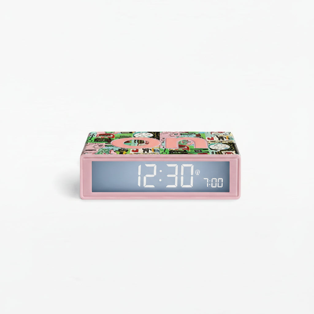 Bonherre mağazasından Lexon Flip+ x Jean-Michel Basquiat özel koleksiyon, "In Italian" desenli ters çevrilebilir LCD alarm saati.